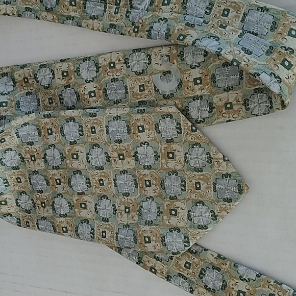 The Metropolitan Museum of Art 100% Imported Silk Tie Green/Tan Shades of Color - Picture 7 of 7